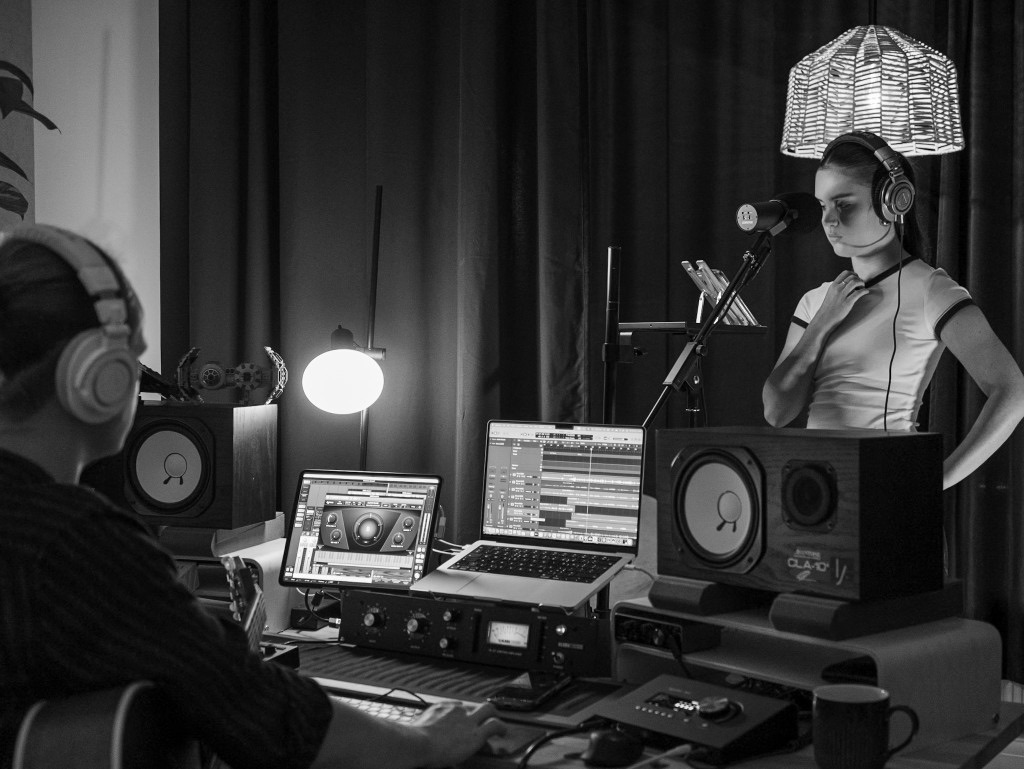 Praca z gitarą akustyczną w studiu Polyvale, zdjęcie czarno-białe